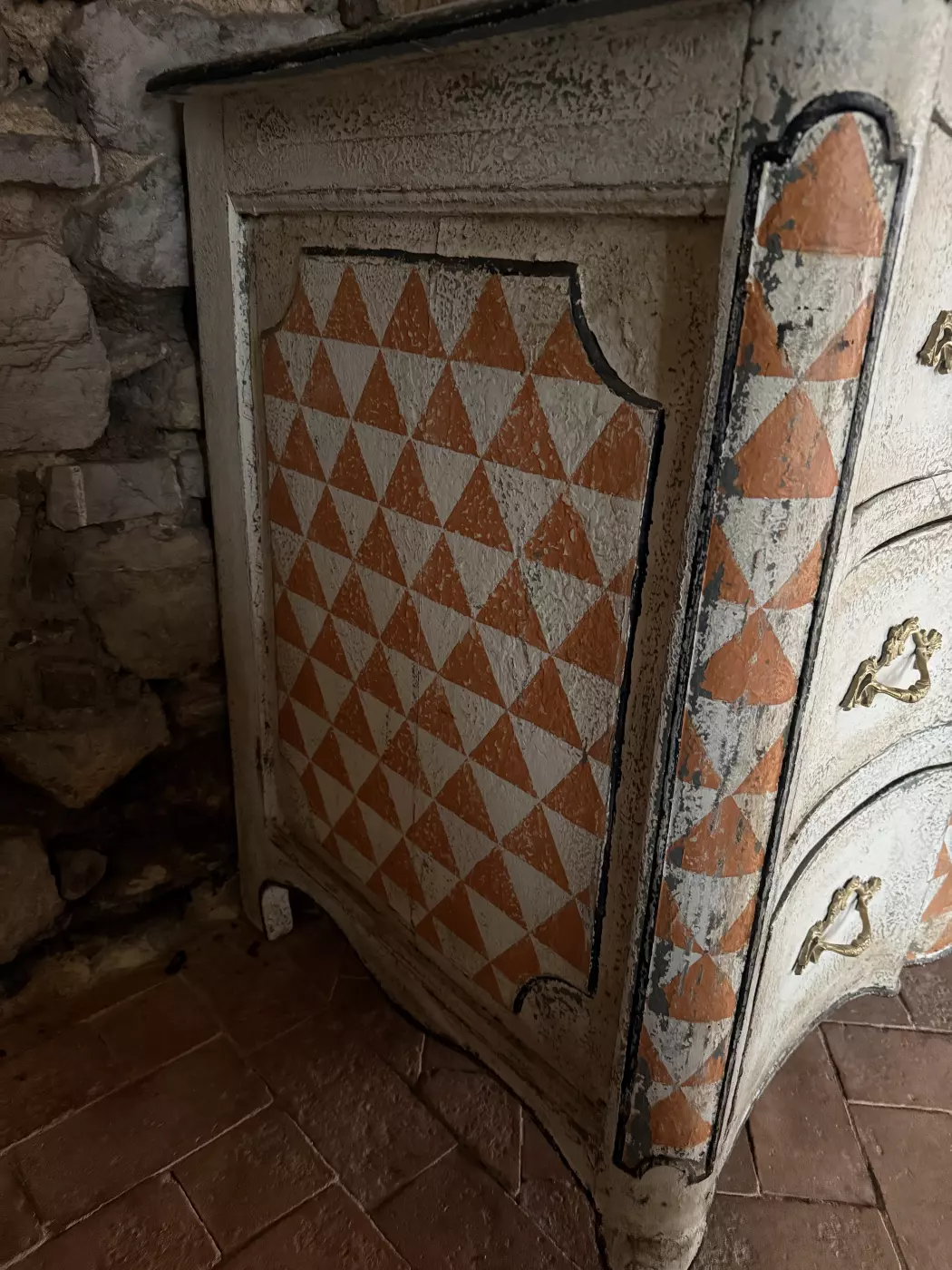 Commode galbée du XVIIIe siècle — photo 3