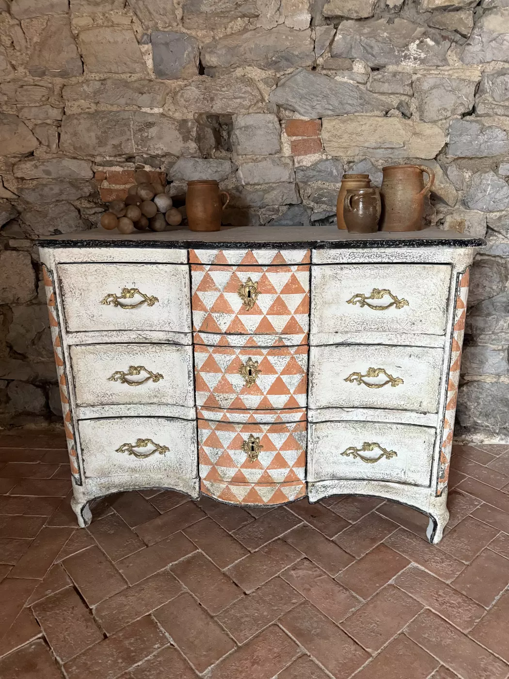Commode galbée du XVIIIe siècle — photo 2