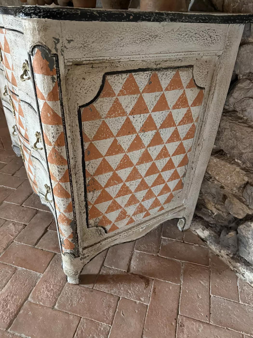 Commode galbée du XVIIIe siècle — photo 4