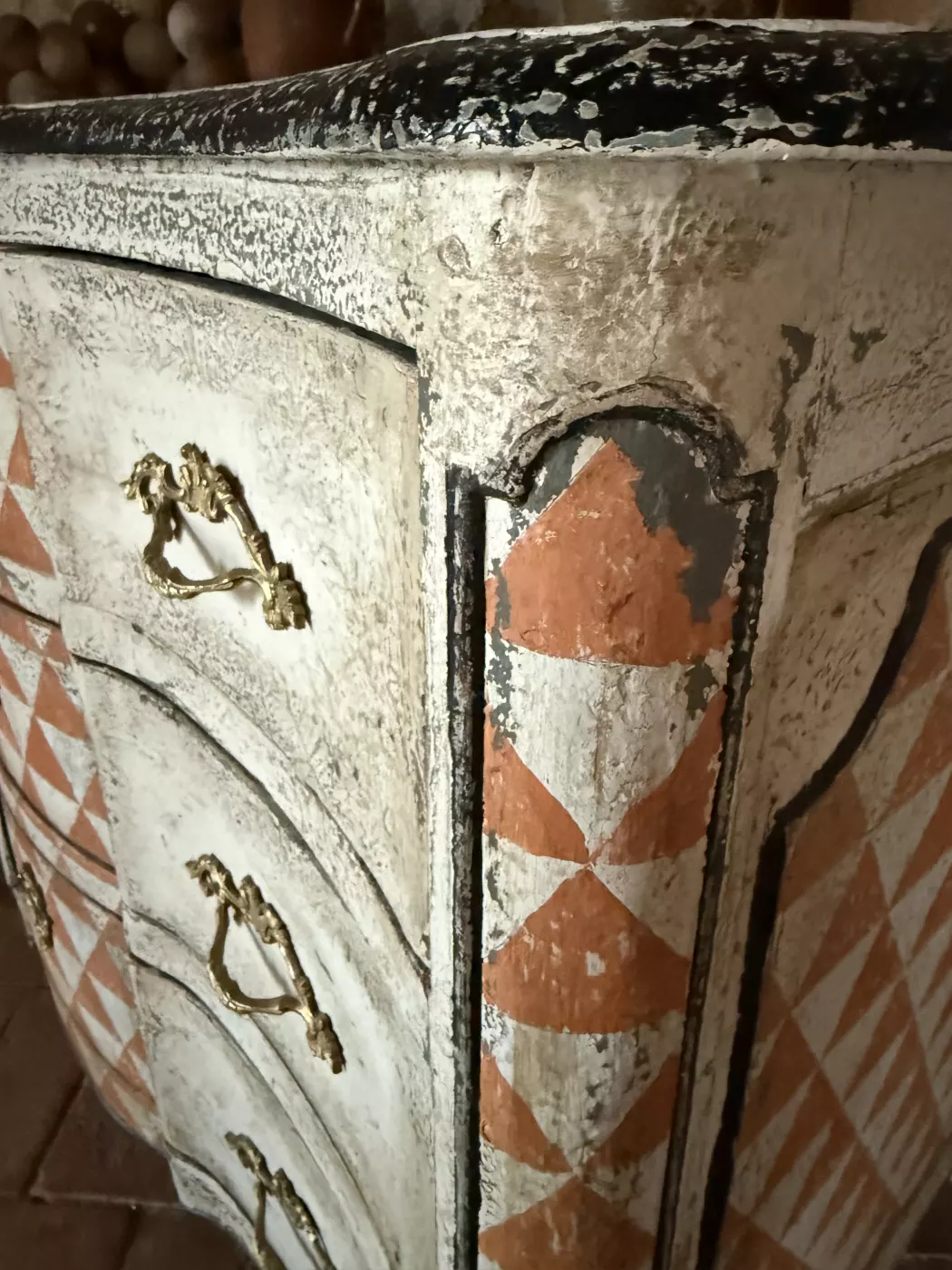 Commode galbée du XVIIIe siècle — photo 5