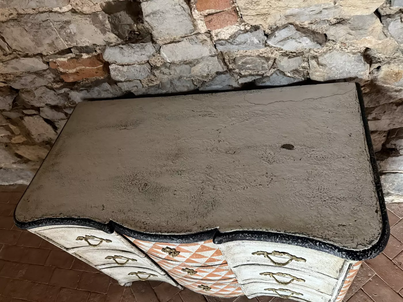 Commode galbée du XVIIIe siècle — photo 7