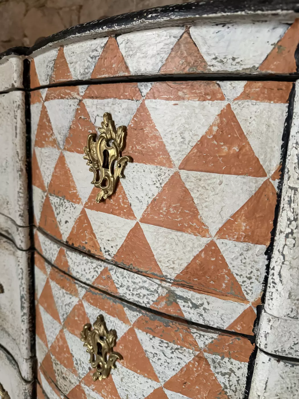 Commode galbée du XVIIIe siècle — photo 6