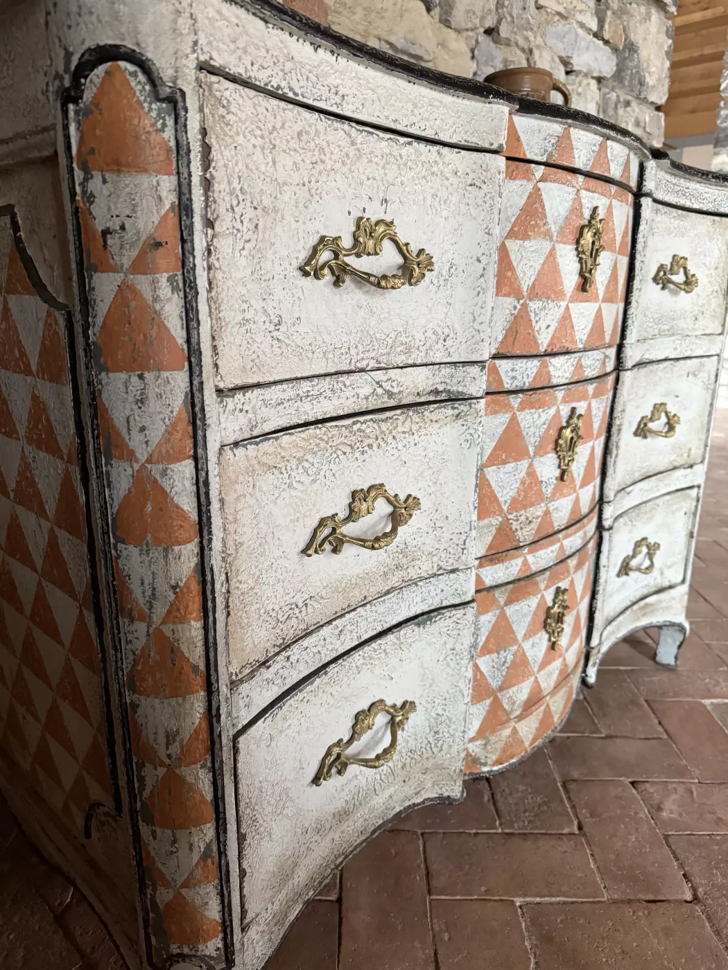 Commode galbée du XVIIIe siècle — photo 8