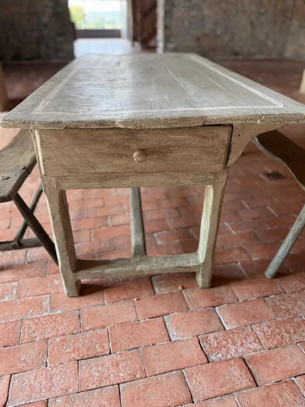 Table de ferme ouvrant par 3 tiroirs — photo 3
