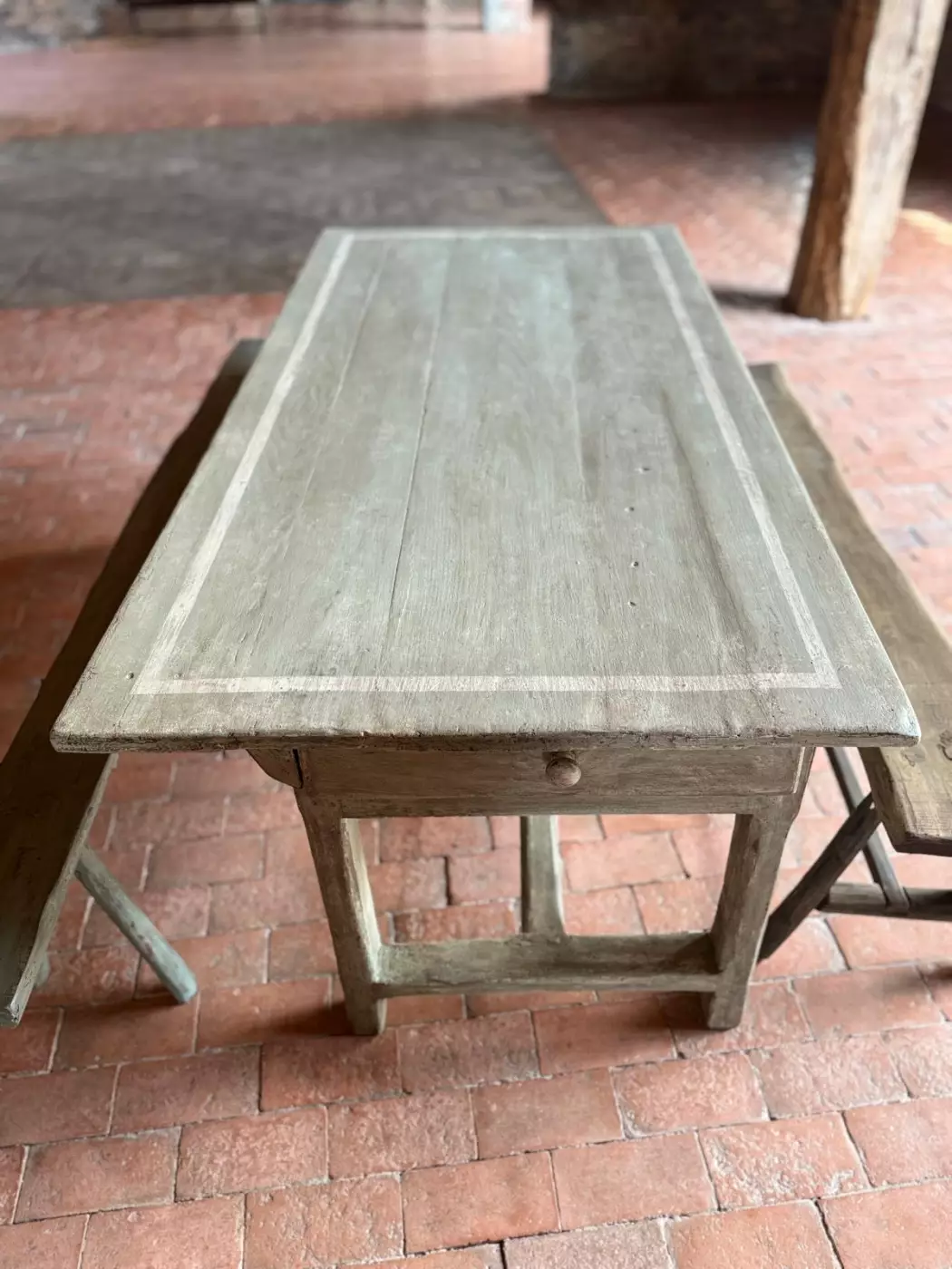 Table de ferme ouvrant par 3 tiroirs — photo 2